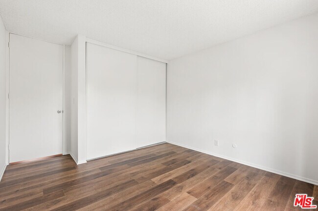 Building Photo - 6000 Canterbury Dr