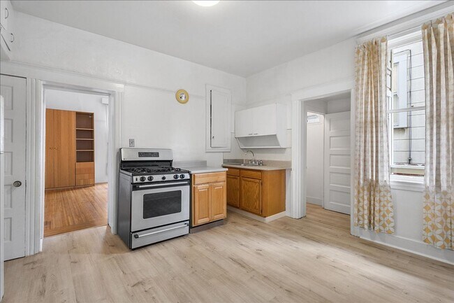 Building Photo - 3014 Encinal Ave