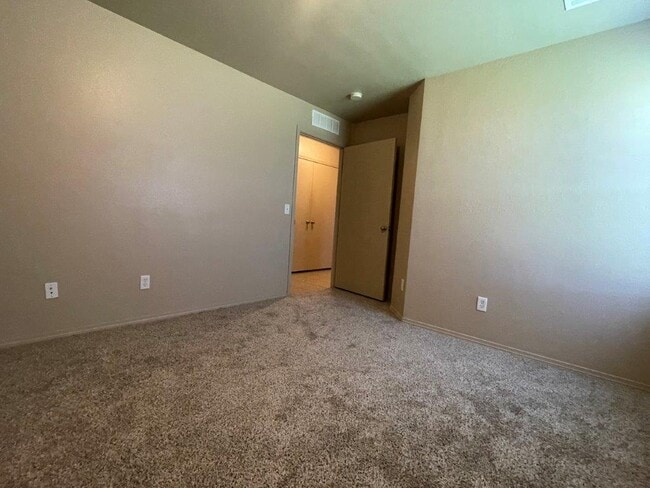 Building Photo - 3631 Vanguard Dr