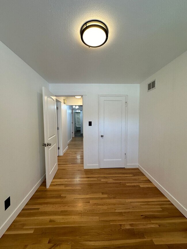 Building Photo - 2414 W. Bruneau Ave. 4 Bedroom, 2 bath!