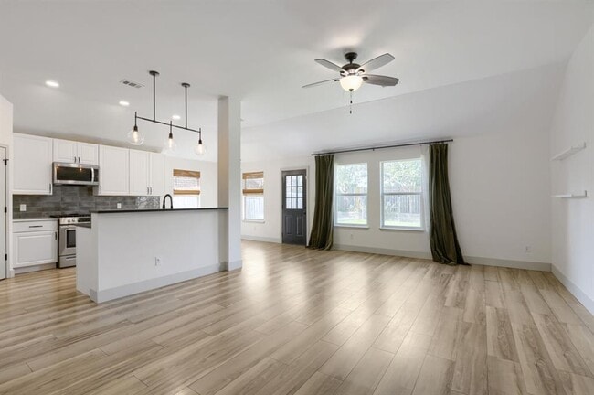 Building Photo - 13620 Glen Mark Dr