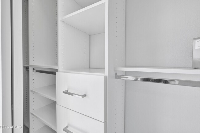 Building Photo - 1362 E Wickieup Ln