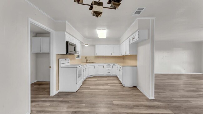 Building Photo - 352 Lookout Mountain