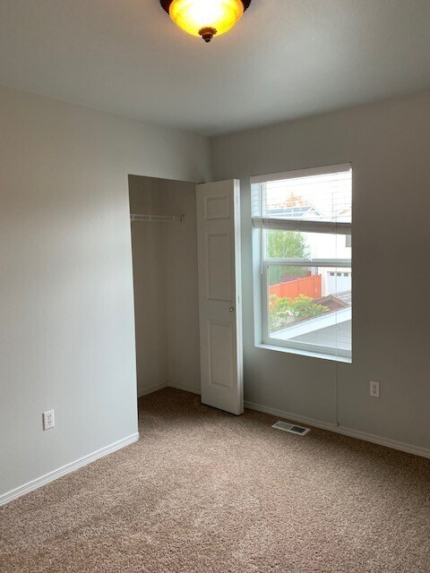 Building Photo - 3 Bedroom + Den and Loaded with Upgrades