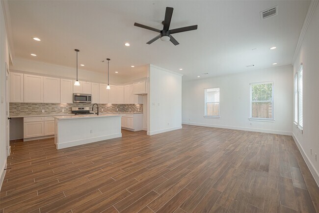 Building Photo - 13419 Scott St