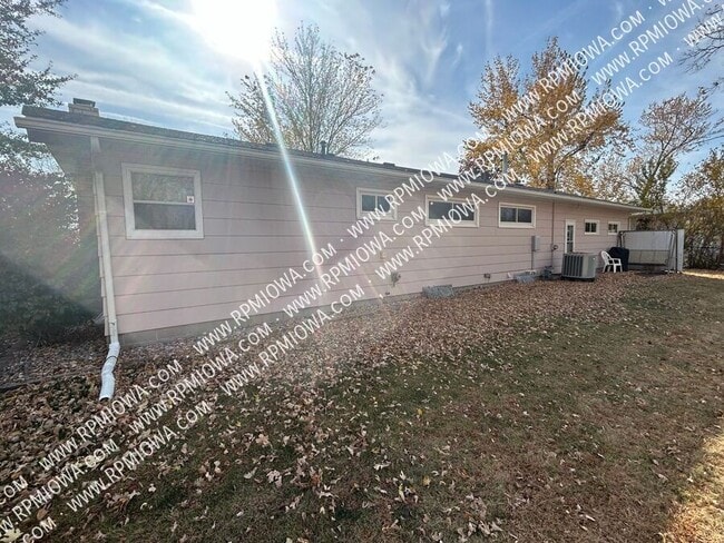 Building Photo - 605 4th Ave
