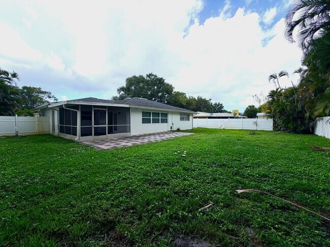 Building Photo - 3/2/1 car garage in S. Ft. Myers Off Cypress Lake!