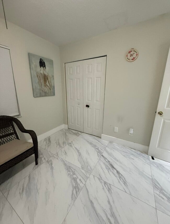 Building Photo - 1082 SW Bellevue Ave