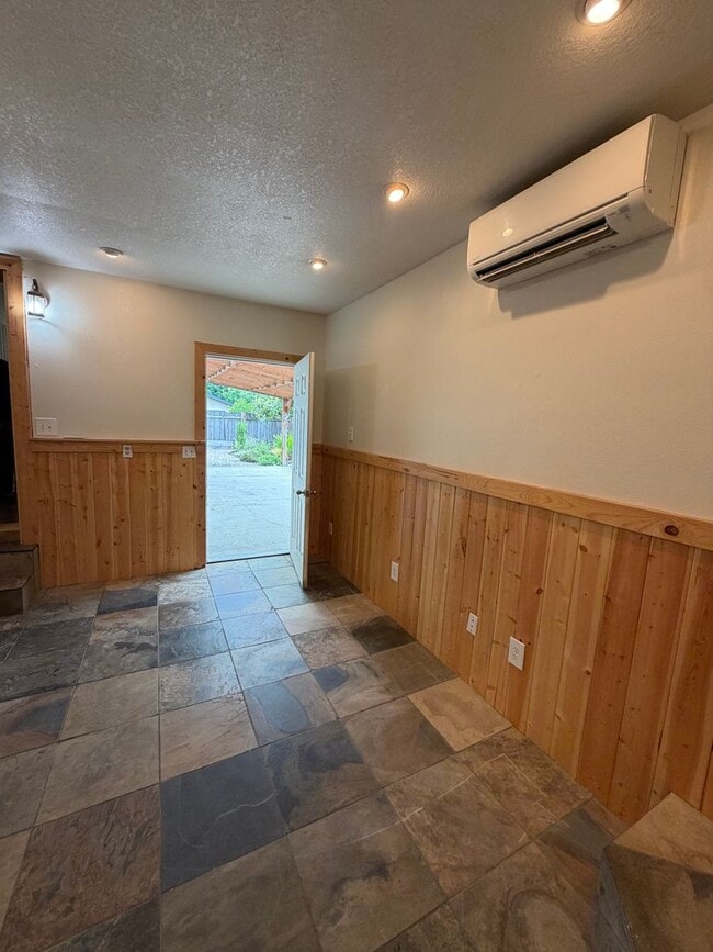 Building Photo - Spacious 3 Bed 2 Bath Springfield Home With Bonus Room and Extra Storage