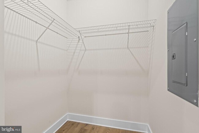 Building Photo - 30 W Broad St