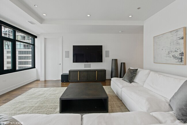 Building Photo - 668 N Kingsbury St