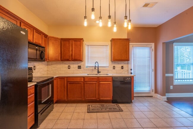 Building Photo - Rent-Ready 3BR/2.5BA Townhouse with 2-Car Garage Near Johnson City Hospital