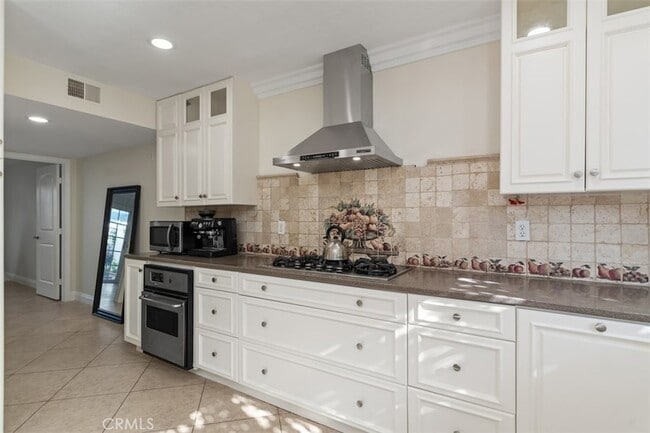Building Photo - 2 Meadowsweet Way