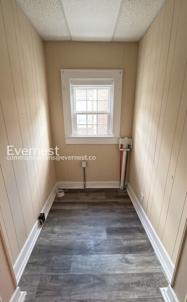 Building Photo - 3 Bed, 1 Bath Home with Fenced Yard / Pet-Friendly / Available Now!