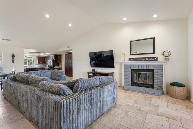 Building Photo - 57731 San Tropeze Dr