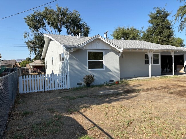 Building Photo - 2 Bedroom 1 Bathroom House