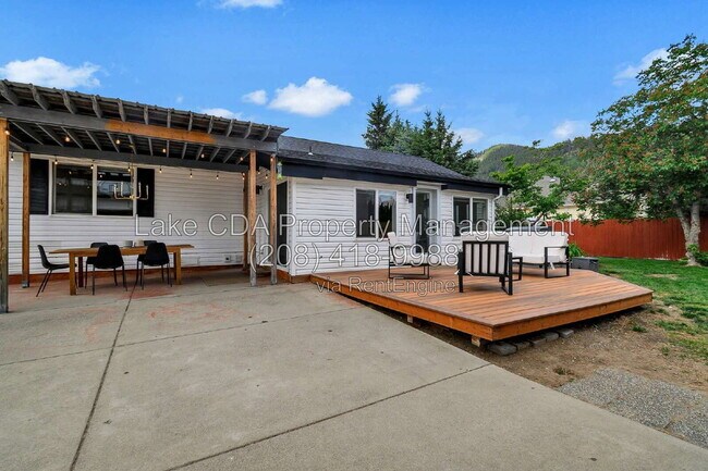 Building Photo - 2082 E Greenleaf Ln