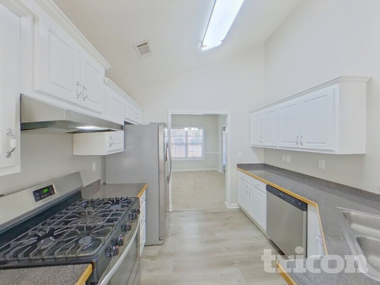 Building Photo - 348 Shadowbrooke Cir SW