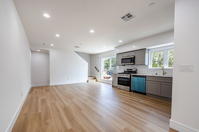 Building Photo - 2055 S Garth Ave
