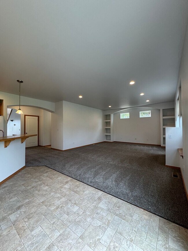 Building Photo - Large 4 Bed Rental in Established Neighborhood