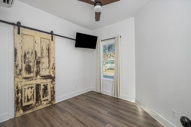 Building Photo - 637 E Anderson St