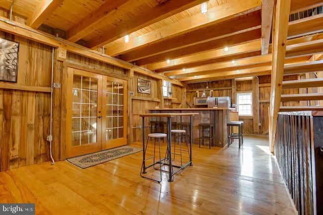 Building Photo - 284 Hickory Dr