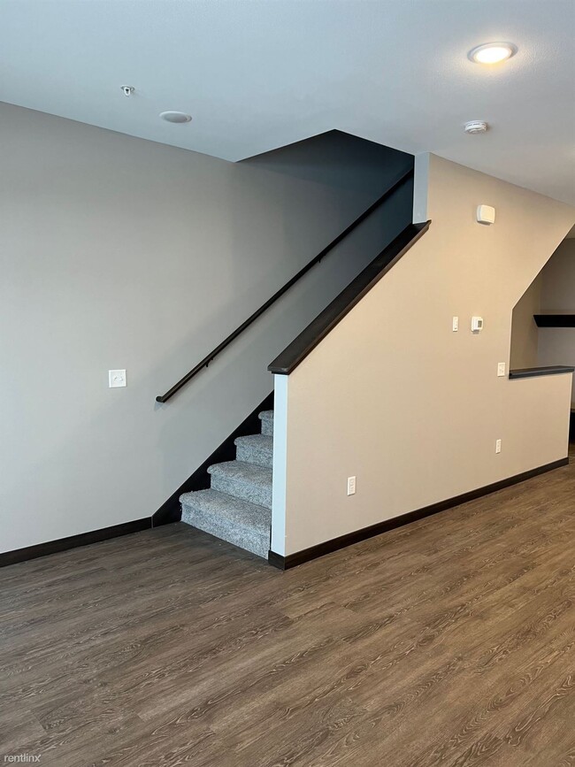 Building Photo - 3 br, 2.5 bath Townhome - Benson Courtyard...