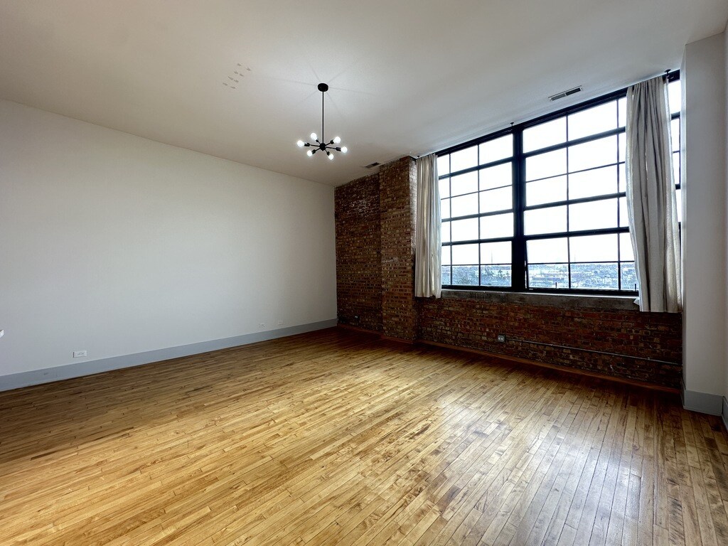 Building Photo - 1432 W 21st St