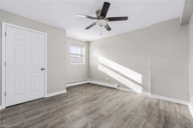 Building Photo - 3 br, 1 bath Triplex - 5358 South Narragan...