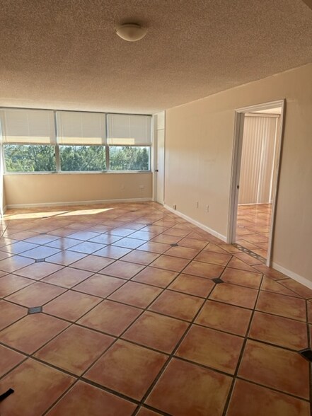 Building Photo - 1300 NE Miami Gardens Dr
