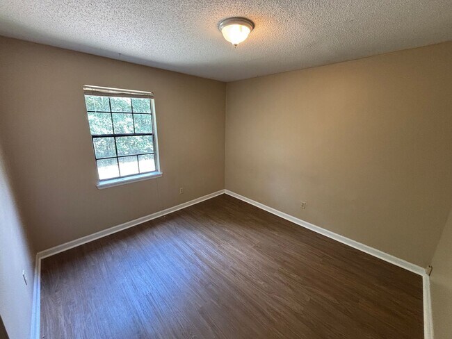 Building Photo - 4x2 large home for rent!