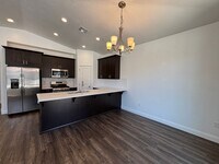 Building Photo - SPACIOUS HOME FOR RENT!