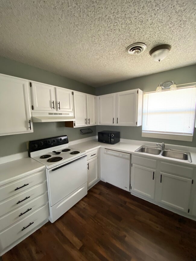 Building Photo - 619 W Edgewood St