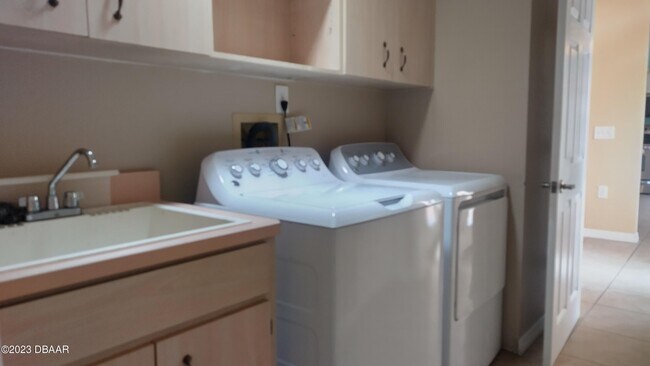 Building Photo - 4568 Woodcove Dr