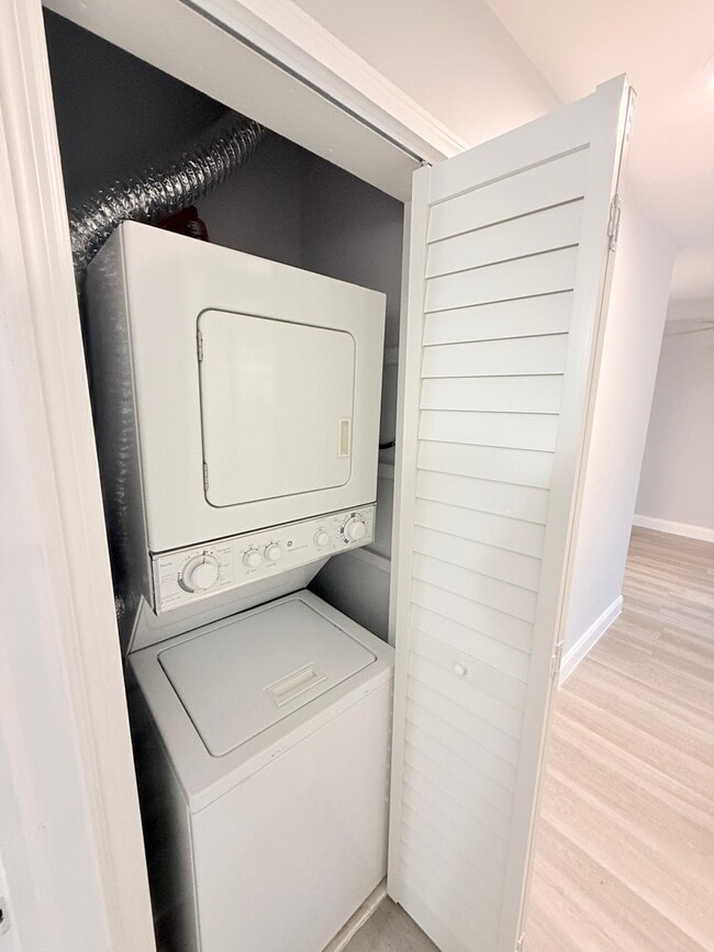 Building Photo - 1702 NE 9th St