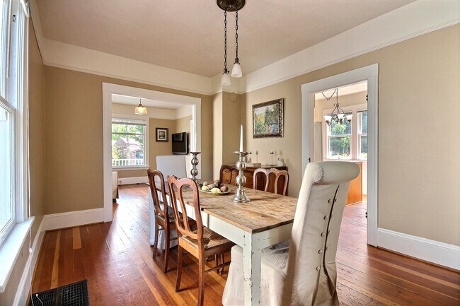 Building Photo - Charming Victorian home with private driveway