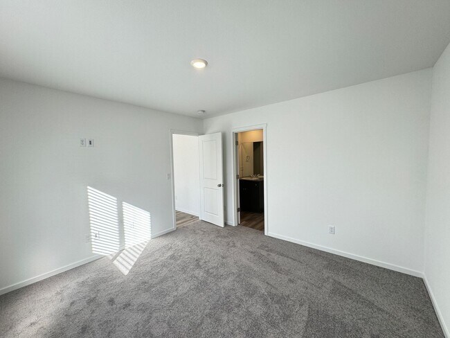 Building Photo - Brand New Home - 3bdrm 2.5ba - The Reserve in the Pines - La Pine, OR