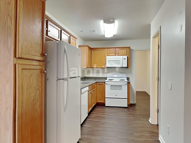 Building Photo - 606 3 Oaks Dr