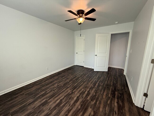 Building Photo - Gorgeous 3 bedroom 2 bathroom home