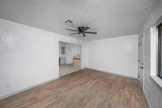 Building Photo - 508 NW Woodridge Dr