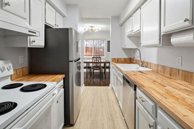 Building Photo - Great 2 bed 2 bath town house centrally lo...