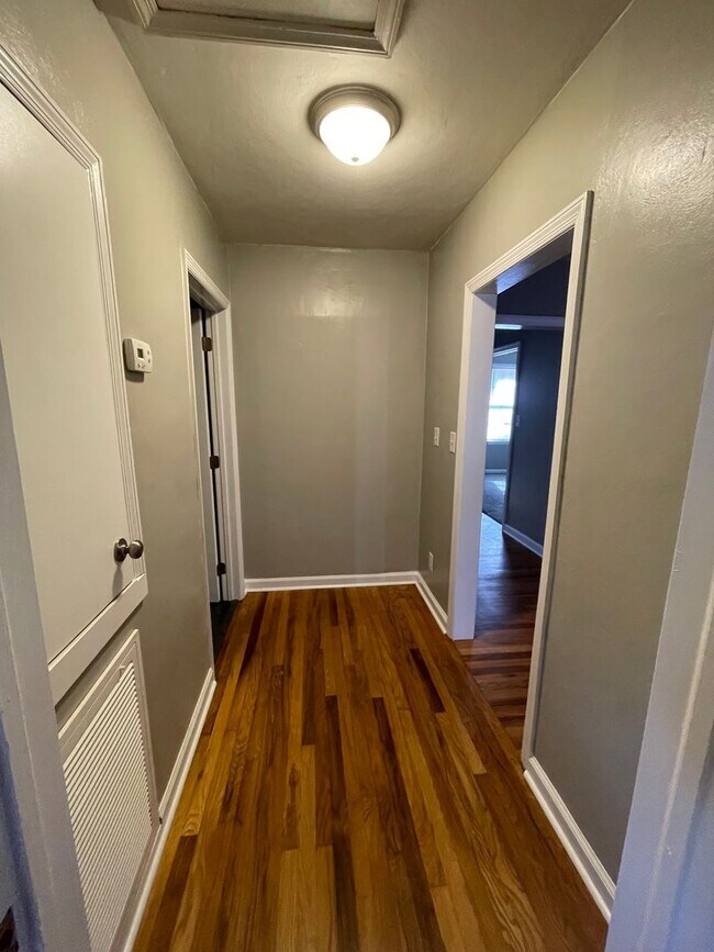 Building Photo - Adorable Brick Home!