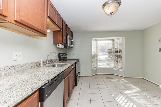 Building Photo - Well maintained 3-level 3Bd/2 full & 2 half bath TH in the sought-after Burke Centre!