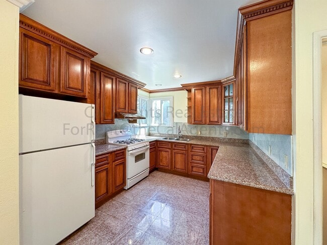 Building Photo - 4048 Maple Ave