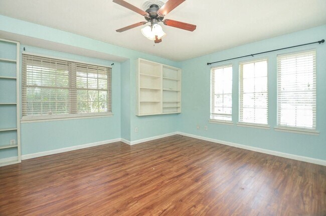 Building Photo - 515 Tallowood Rd