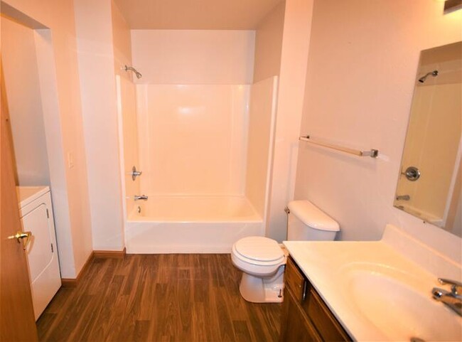 Building Photo - Large 3 Bedroom-White Lake