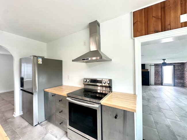 Building Photo - Mid Century Modern Gem!