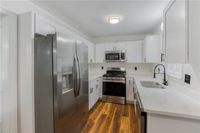 Building Photo - 61 Powers Ferry Rd