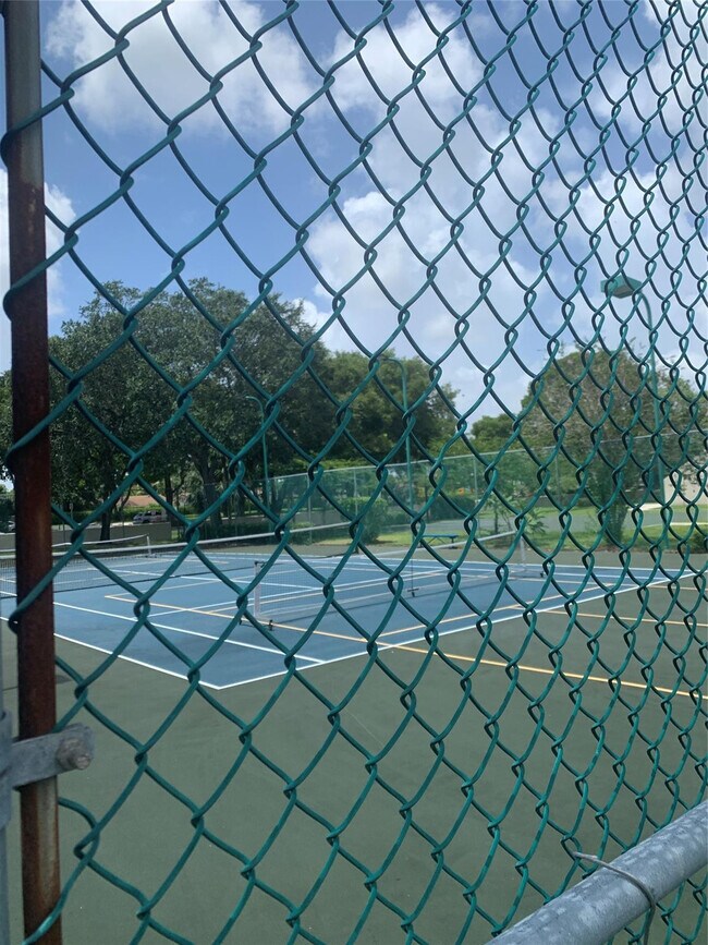 Building Photo - 511 Gardens Dr