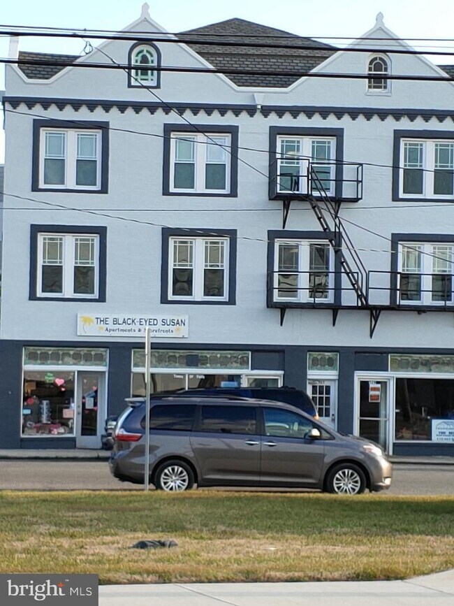 Building Photo - 527 W Main St